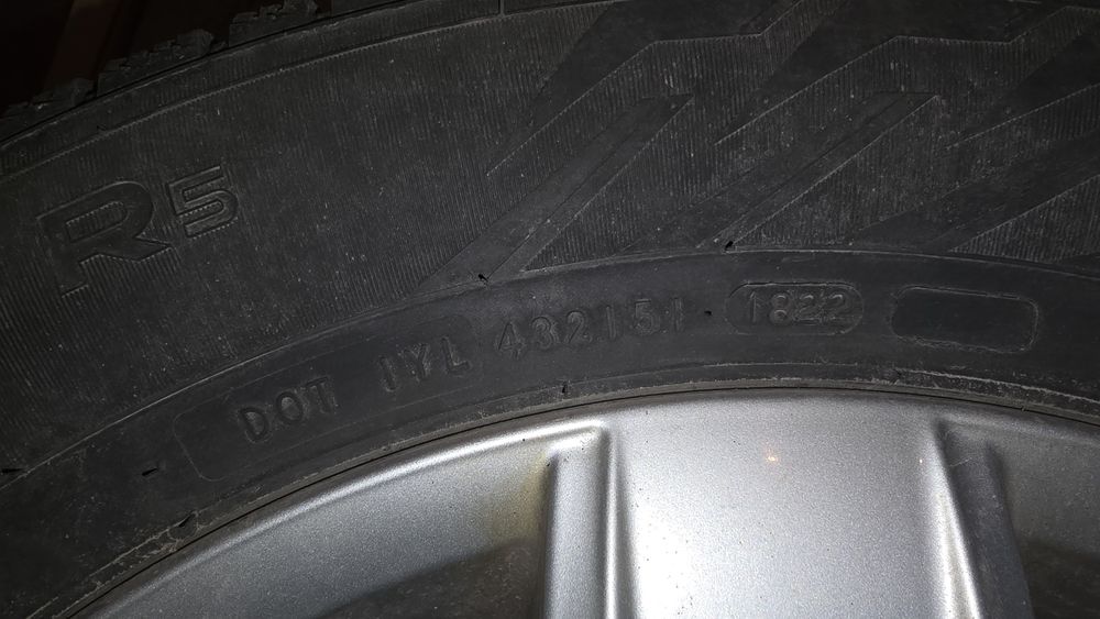 Зимни гуми 215 60 16" с оригинални джанти VW 5x112