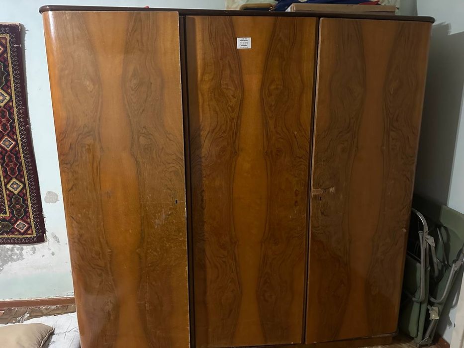 Шкаф трех дверный