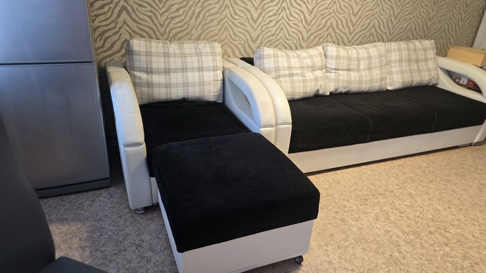 Продам диван с пуфиком и креслом.