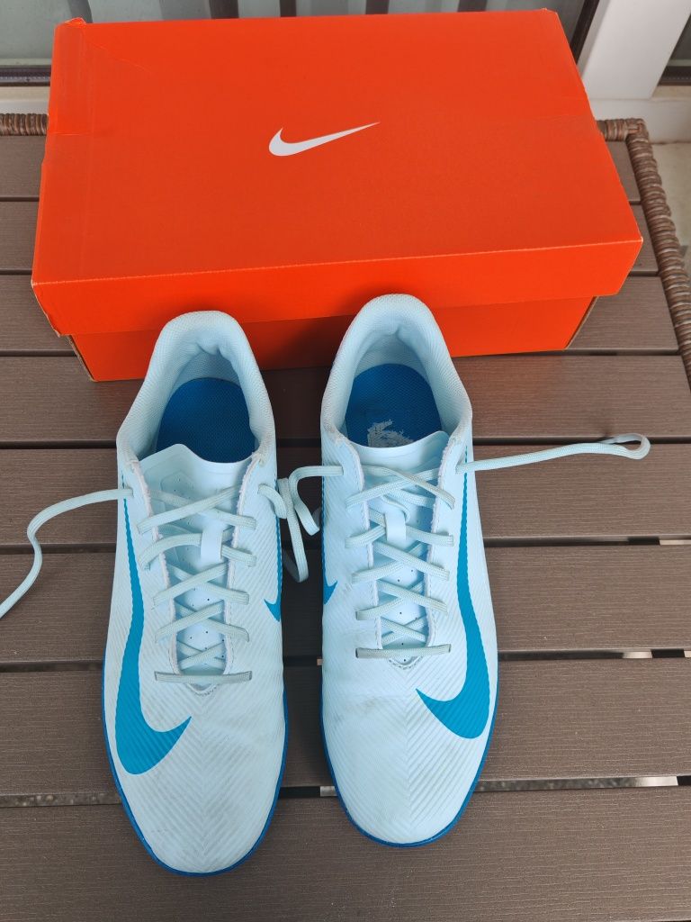 Футболни обувки Nike за зала