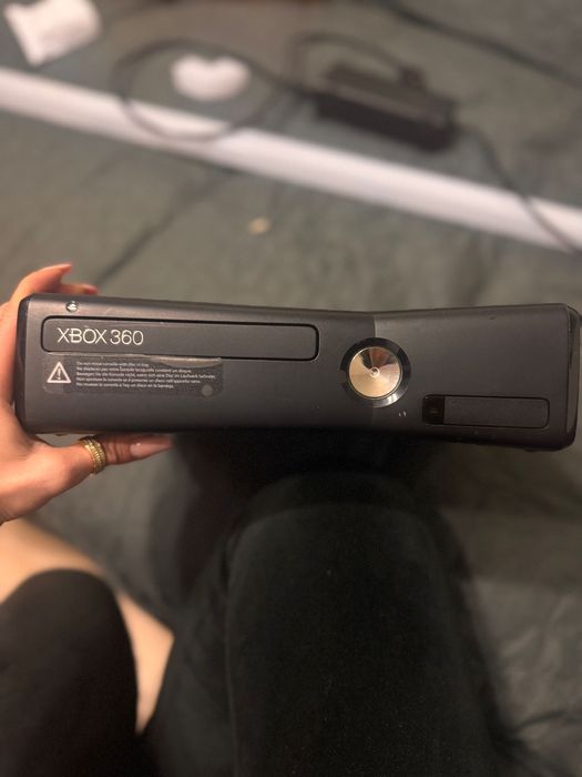 Vând Xbox 360 + Kinect + 2 controlere + 15 jocuri – stare foarte bună