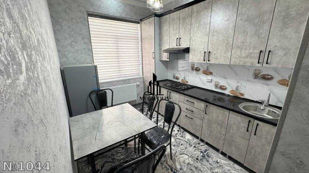Sherikchillika 3 ta qiz kerak xona keng eski zoo magasin kriti