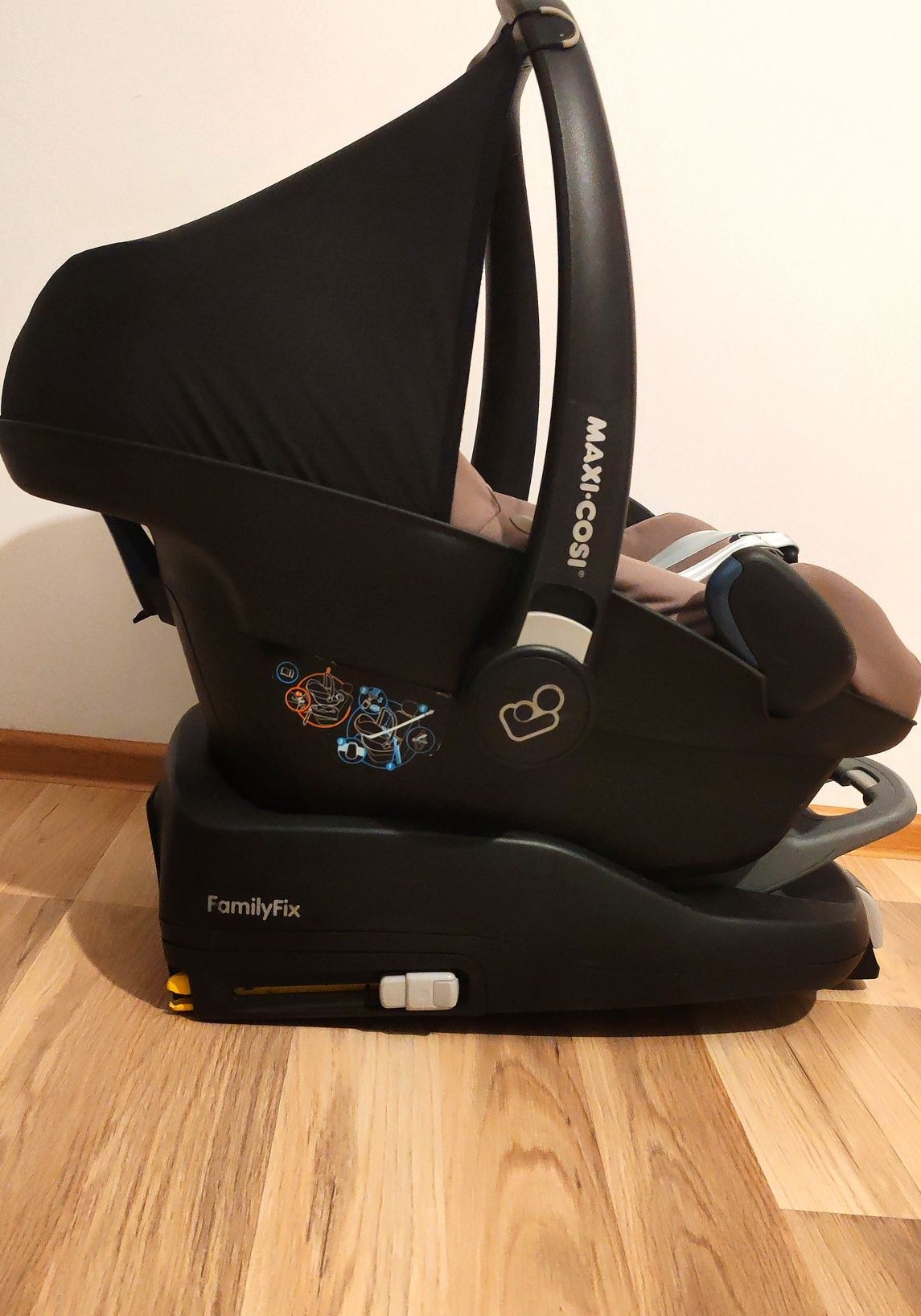 Scaun de mașină tip scoică, marca Maxi Cosi cu Isofix Family Fix