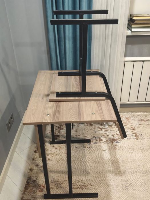 Компактный стол на металлических ножках почти новые