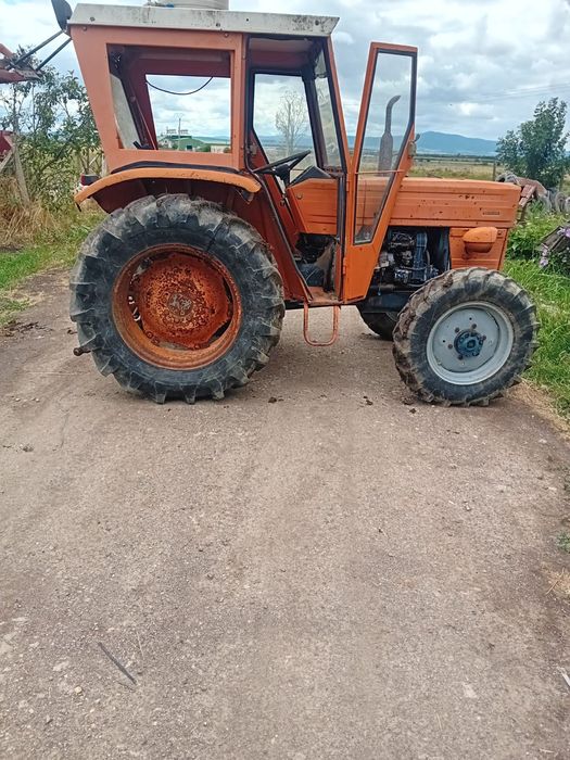 Tractor universal 445