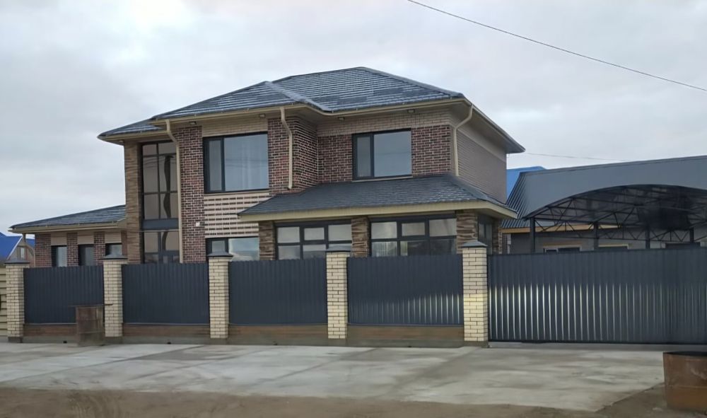 Частный дом двухэтажный 220кв.м. на 7 сотках район Старый аэропорт