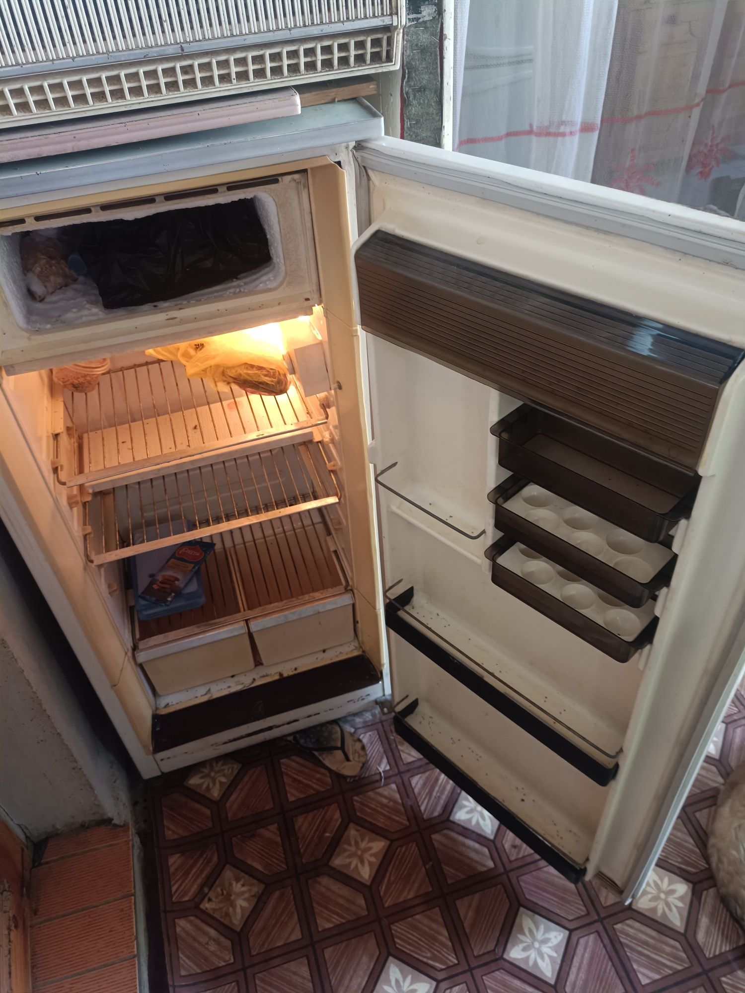 Продаётся холодильник состояние рабочее охлождает хорошо.