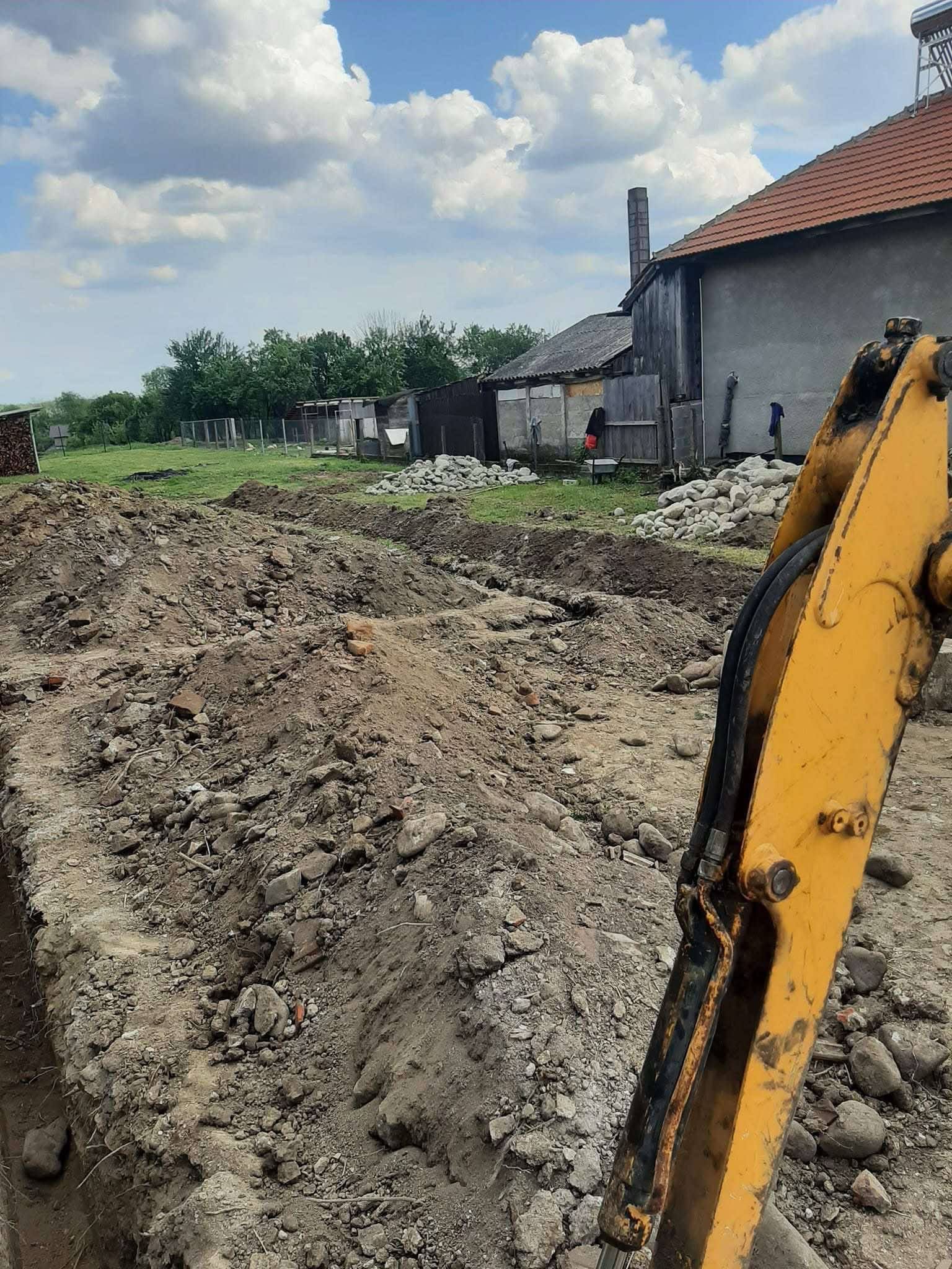 Miniexcavator pentru diverse lucrări