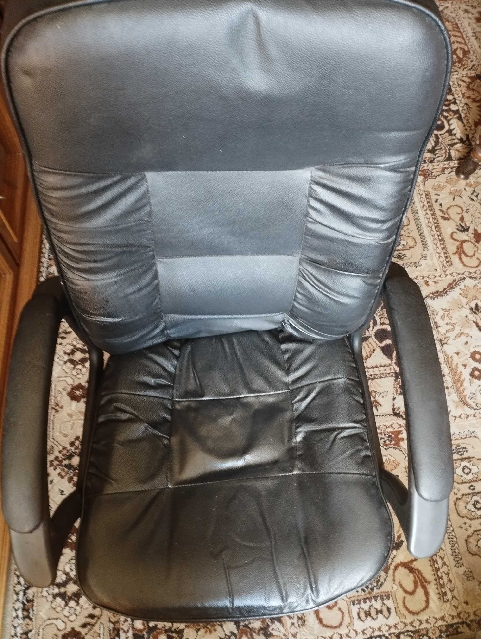 Продавам запазен  офис  стол, черен, кожен