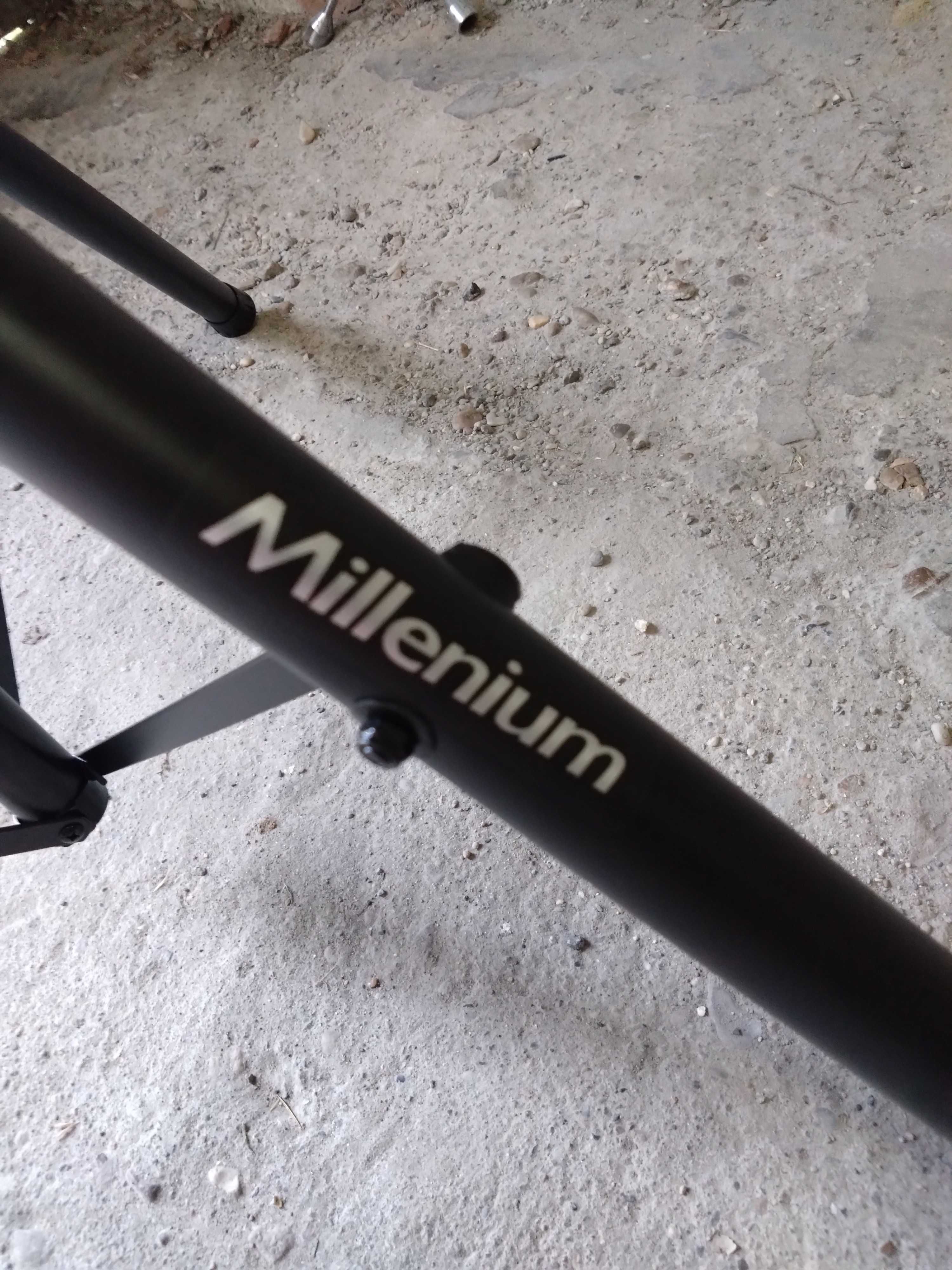 Продавам чисто нови стойки за тонколони Millenium