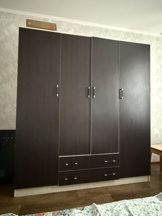 Большой распашной шкаф