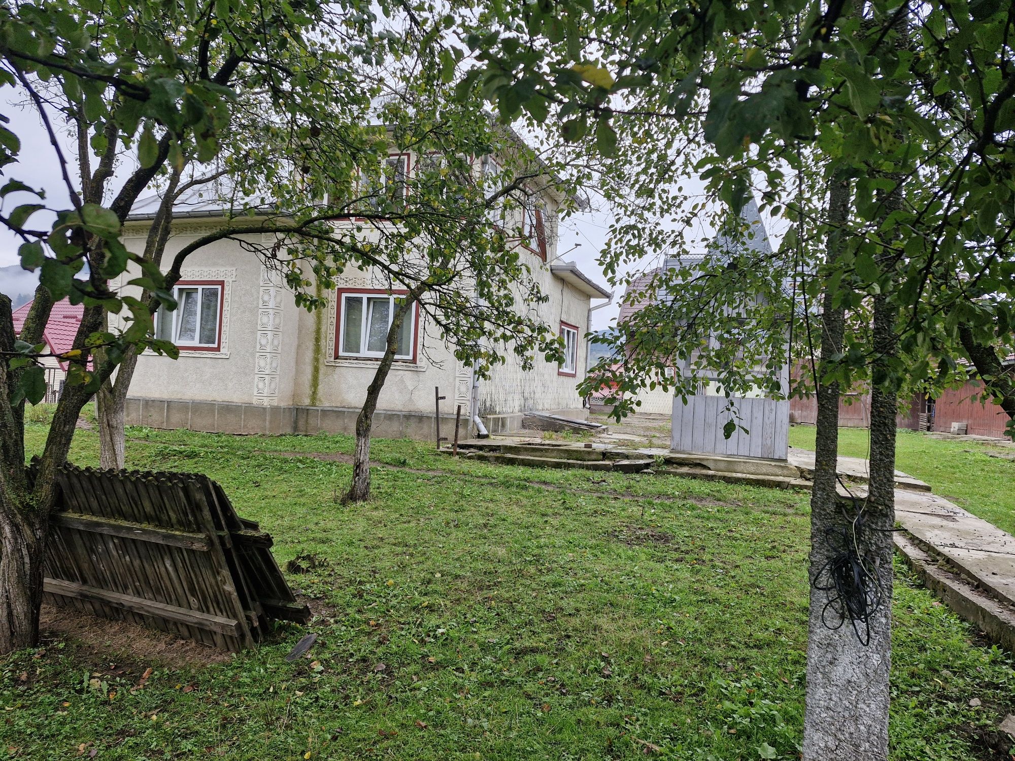 Vând 2 case, grajd și 2 garaje în aceeași curte