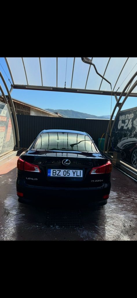 Lexus is 220d an 2010