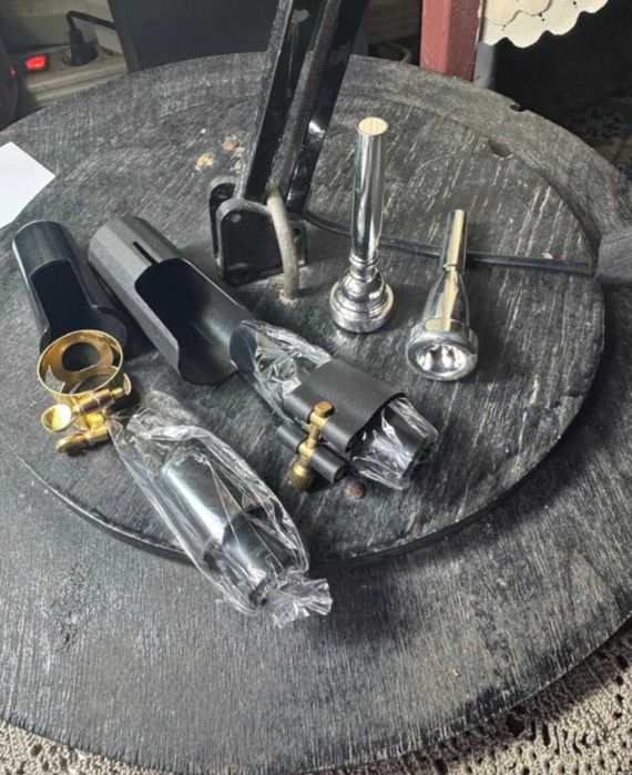 Mustiuce trompeta și saxofon