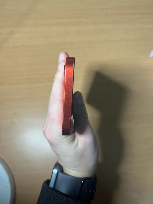 Iphone 12 arată bine telefonul mici urme se vede în poze ..!