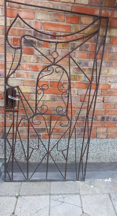 Железна входна дворна врата