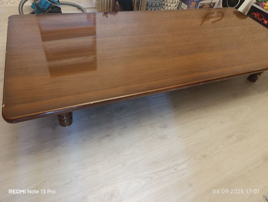 Стол и 8 шт стулья продаются, состояние отличное