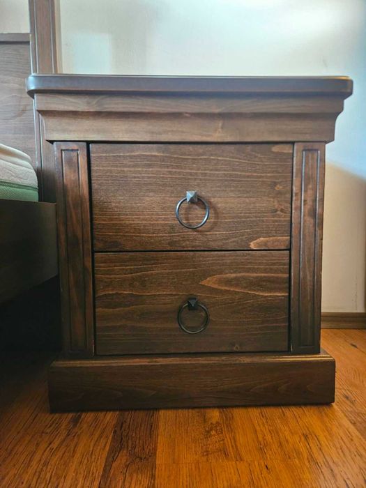 Спалня и нощо шкафче от масив на Adara.