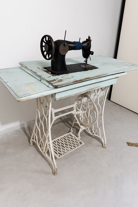 Антик тикув машинаси (педалли, металл станина билан)