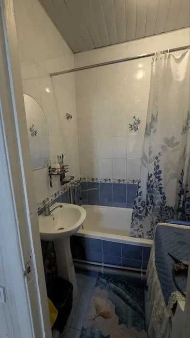 ПРОДАЕТСЯ 2/4/4
Вторичка.  6-квартал  гостиница Хузур.  Юнусабад