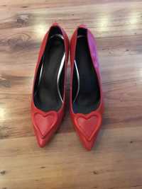 Невероятни червени обувки от естествена кожа