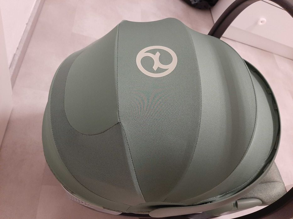 Столче за кола Cybex Cloud T plus с цвят leaf green и Base T