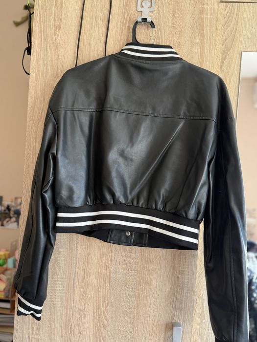 Дънково яке късо с камъчета, черно кожено яке с бели елементи