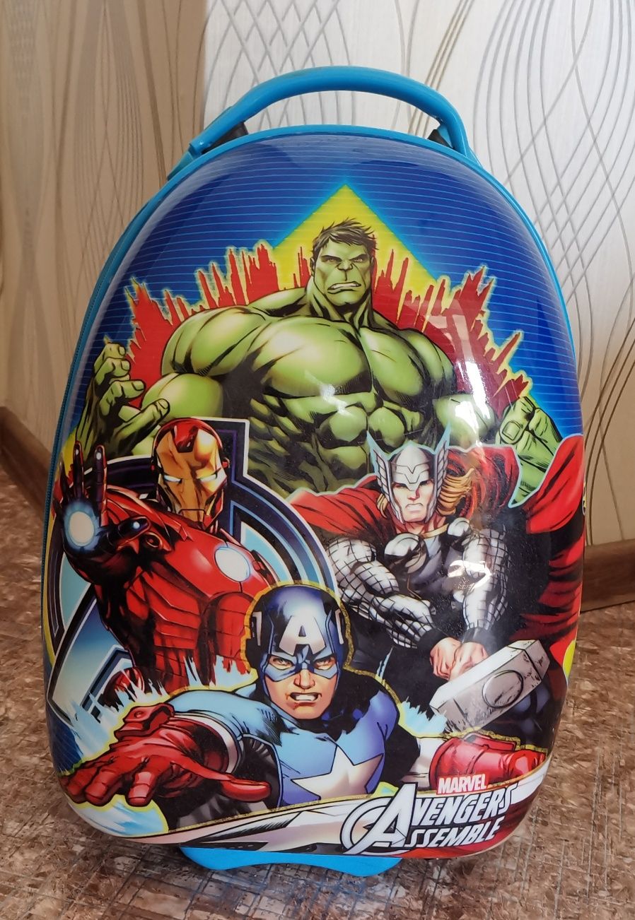 Детский чемодан с супергероями