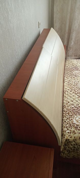 Продам кровать полуторку 1,4м и две тумбочки