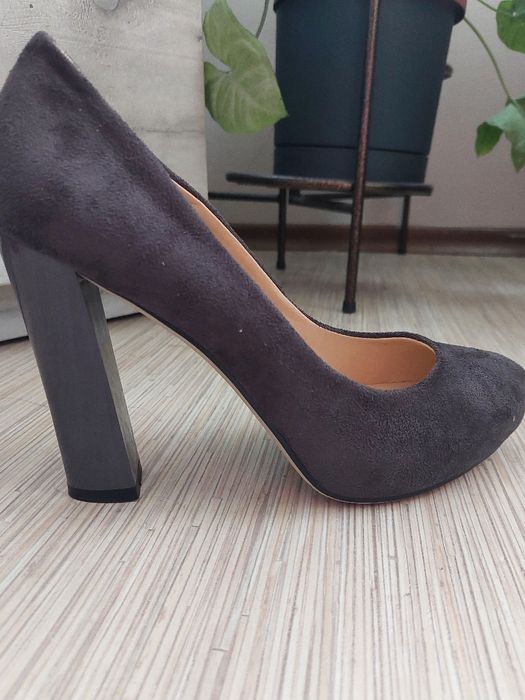 Дамски обувки с висок ток