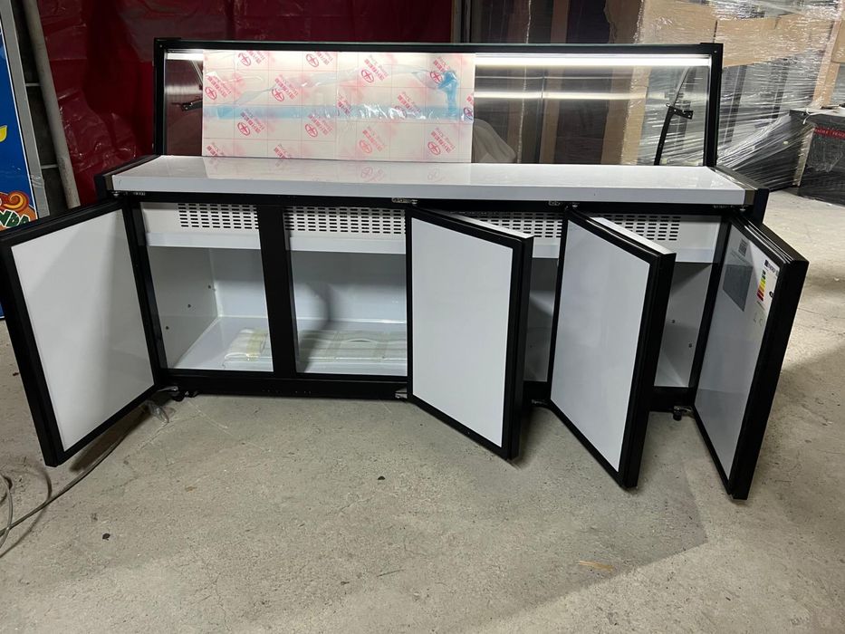 Vitrina frigorifica orizontala cu geam curbat pentru mezeluri