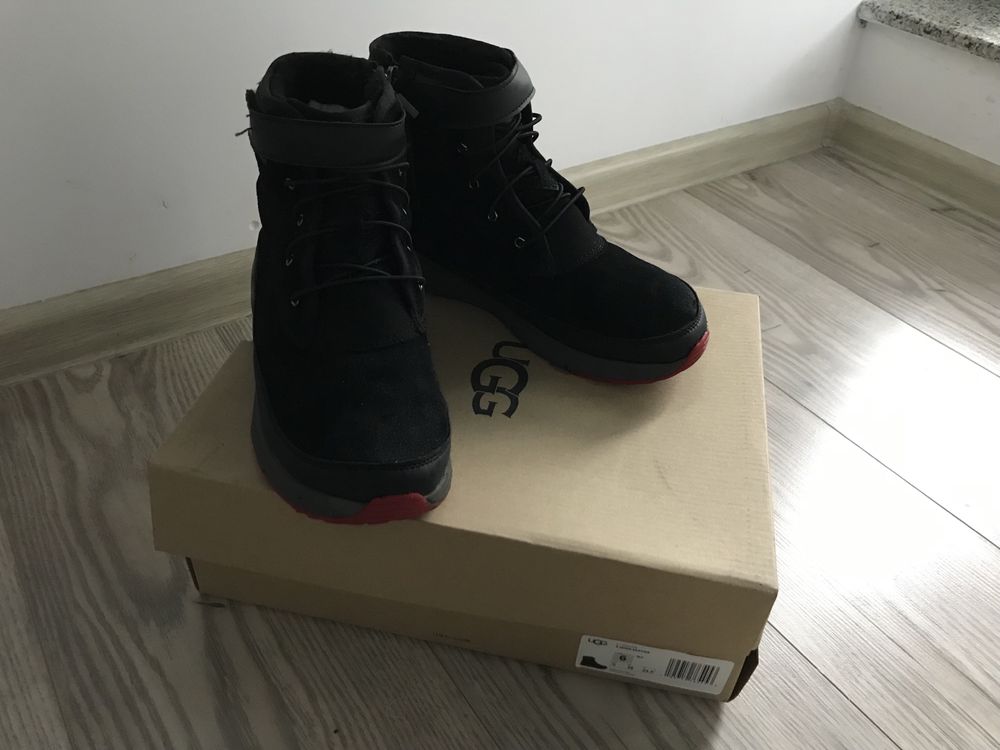 UGG impermeabil Arren baieti numarul 38 (24.5 cm)