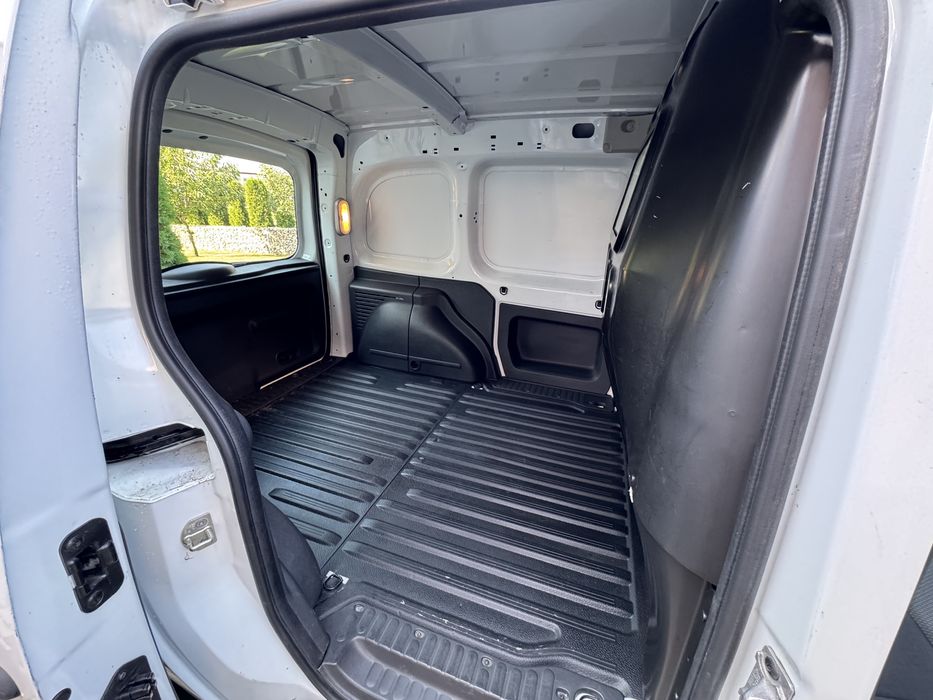 Duba de inchiriat: Renault Kangoo ZE electric - cu sau fara sofer