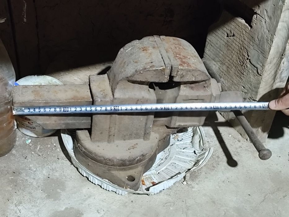 Продаю большой слесарный тиск