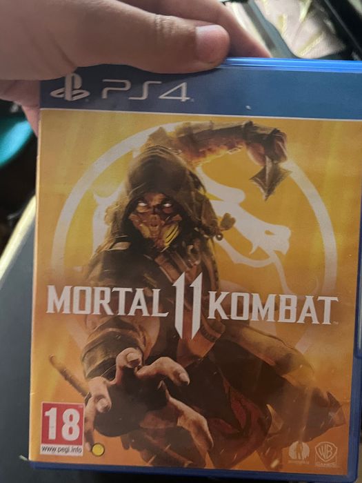 Vând ps4 slim ,am 3 jocuri ,stație de încărcare