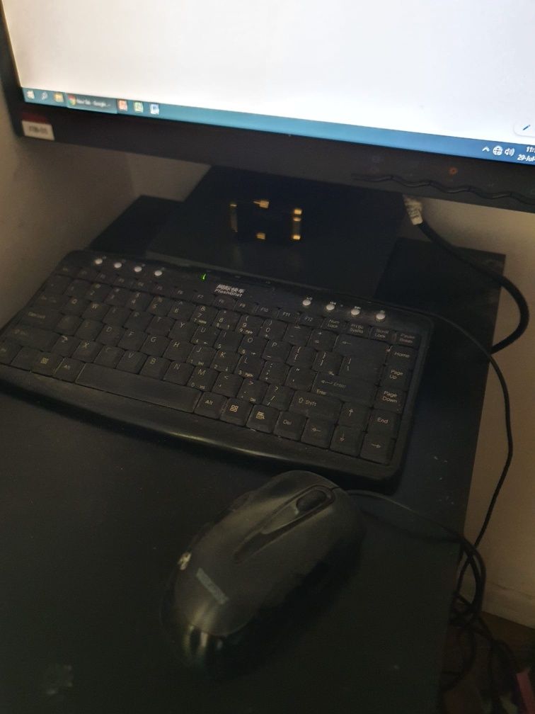 Calculator desktop monitor cu suport si periferice
