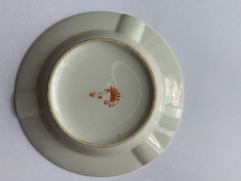 Scrumiera deosebita decorata cu aur coloidal