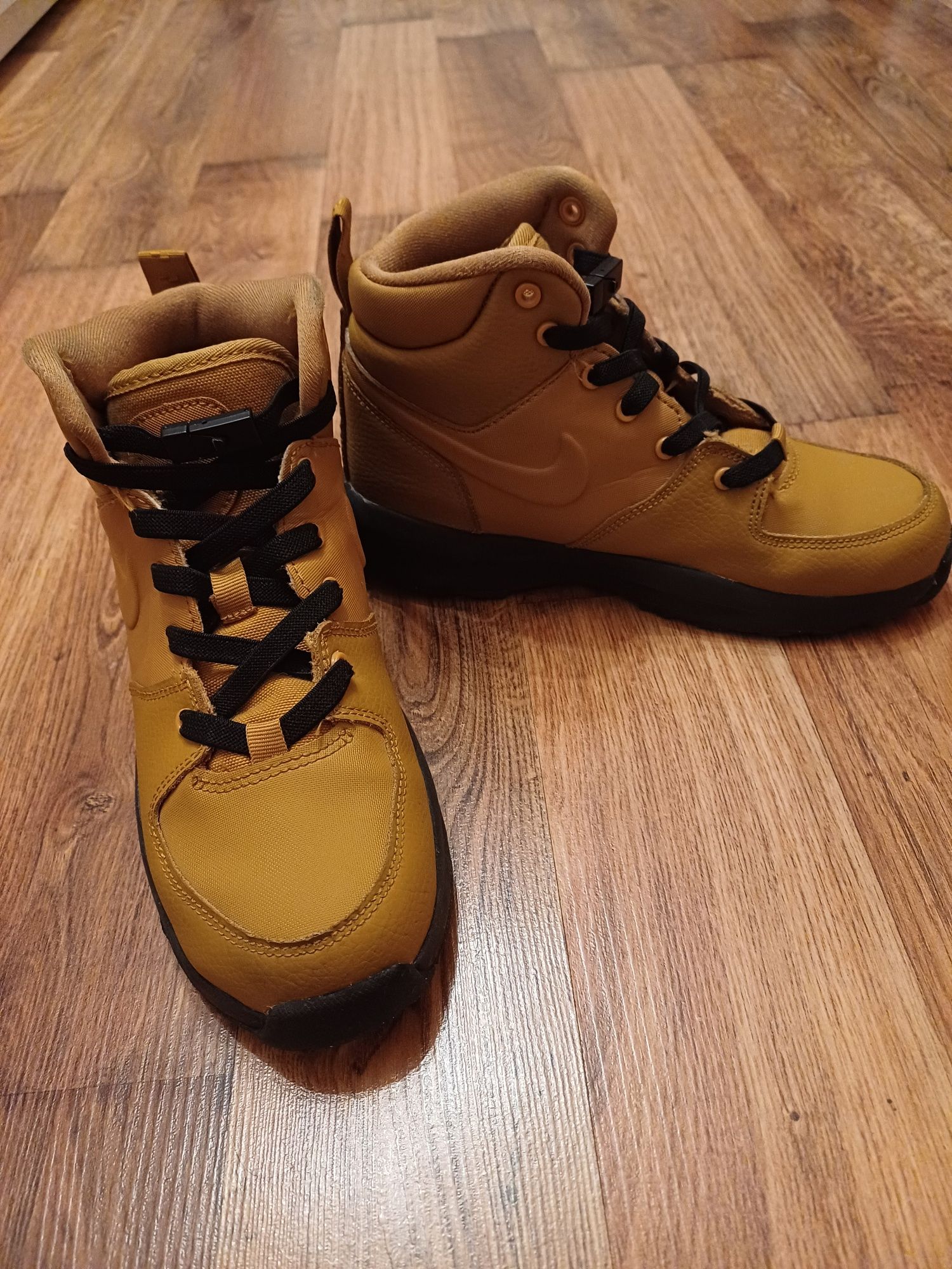 Gheata Nike Manoa