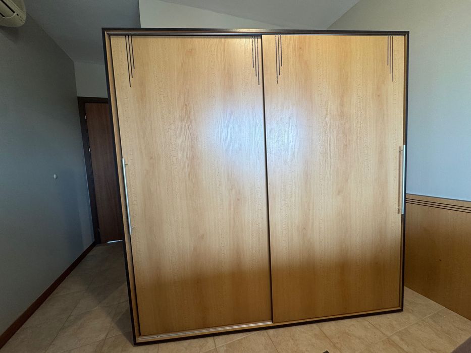 Гардероб с раздвижни вратички