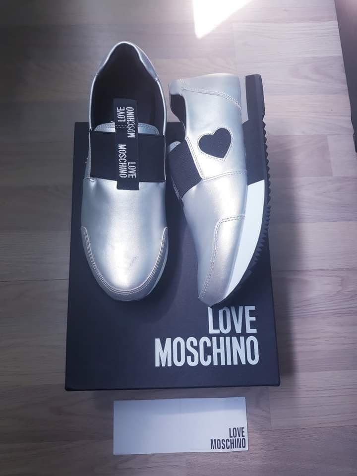 LOVE MOSCHINO оригинални, нови, кожени кецове с лек дефект