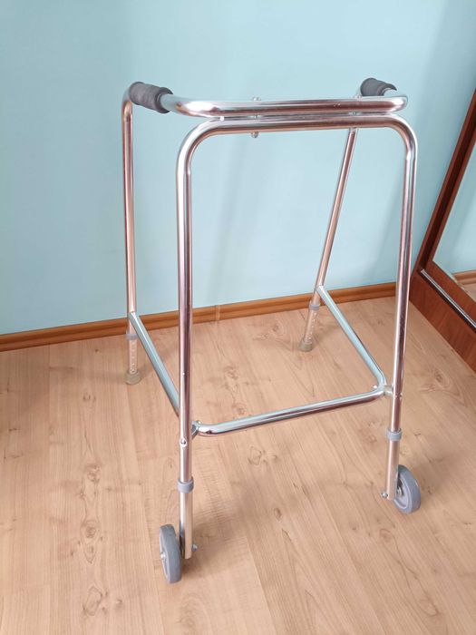 Опора-ходунок на колесах