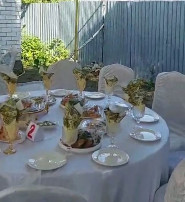 Дөңгелек биік столдар  стульясымен посудасымен немесе посудасыз