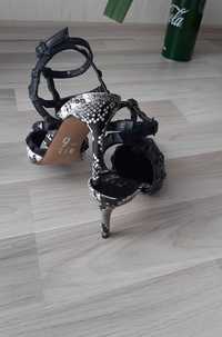 Дамски обувки с змиски елемент