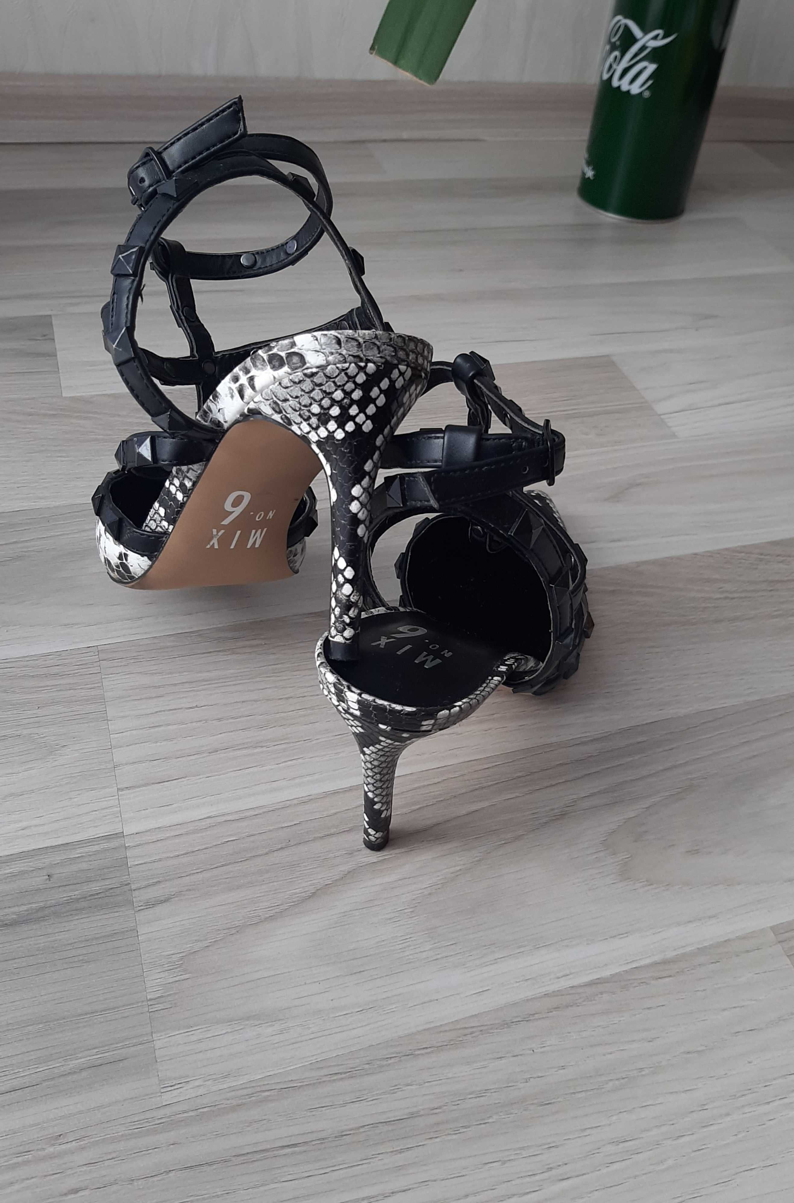 Дамски обувки с змиски елемент