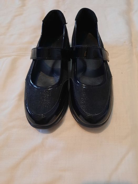 Туфли  деммсизонные  лакированные,вставка нобук. Застёжка на липучке
