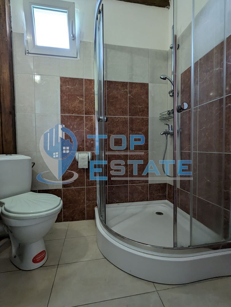 Две къщи за гости заедно с трета къща на груб строеж в голям двор с б