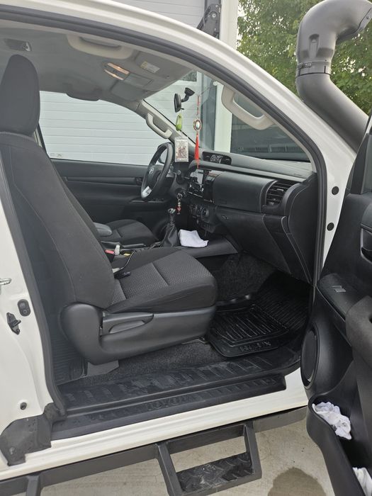 Vand Toyota Hilux 2021- accept varinate cu auto, +  - diferenta