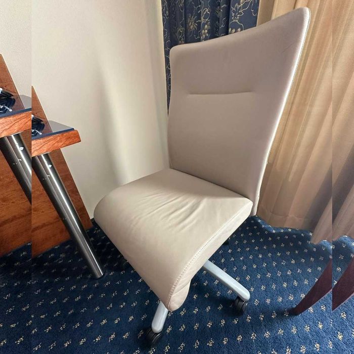 Scaun de conferință din piele, cu roți