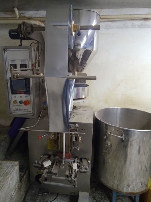 Vertikal qadoqlash uskunasi . Вертикальный упаковочная установка