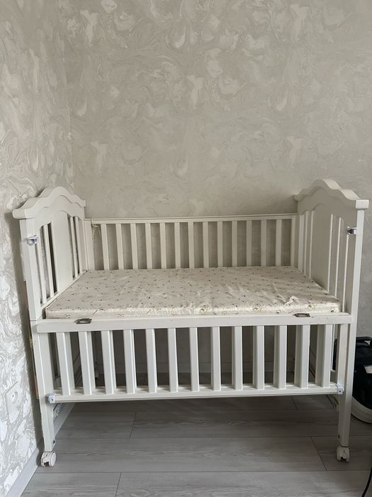 Продам: в хорошем состоянии детскую кроватку